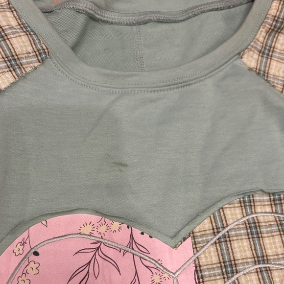 Women’s oversized Patchwork Heart Long Sleeve Shirt - Picture 5 of 6